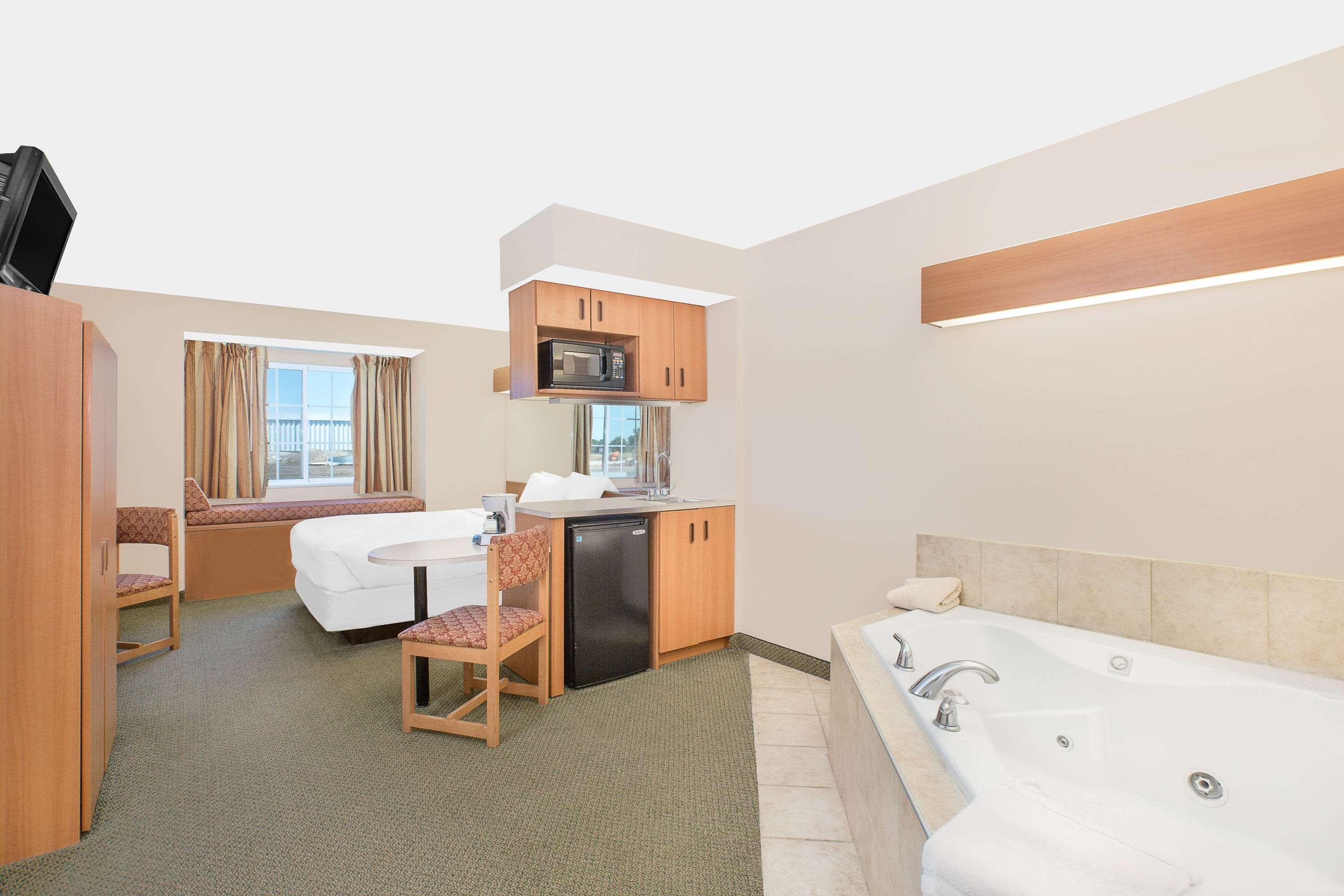 Microtel Inn & Suites By Wyndham Colfax Экстерьер фото